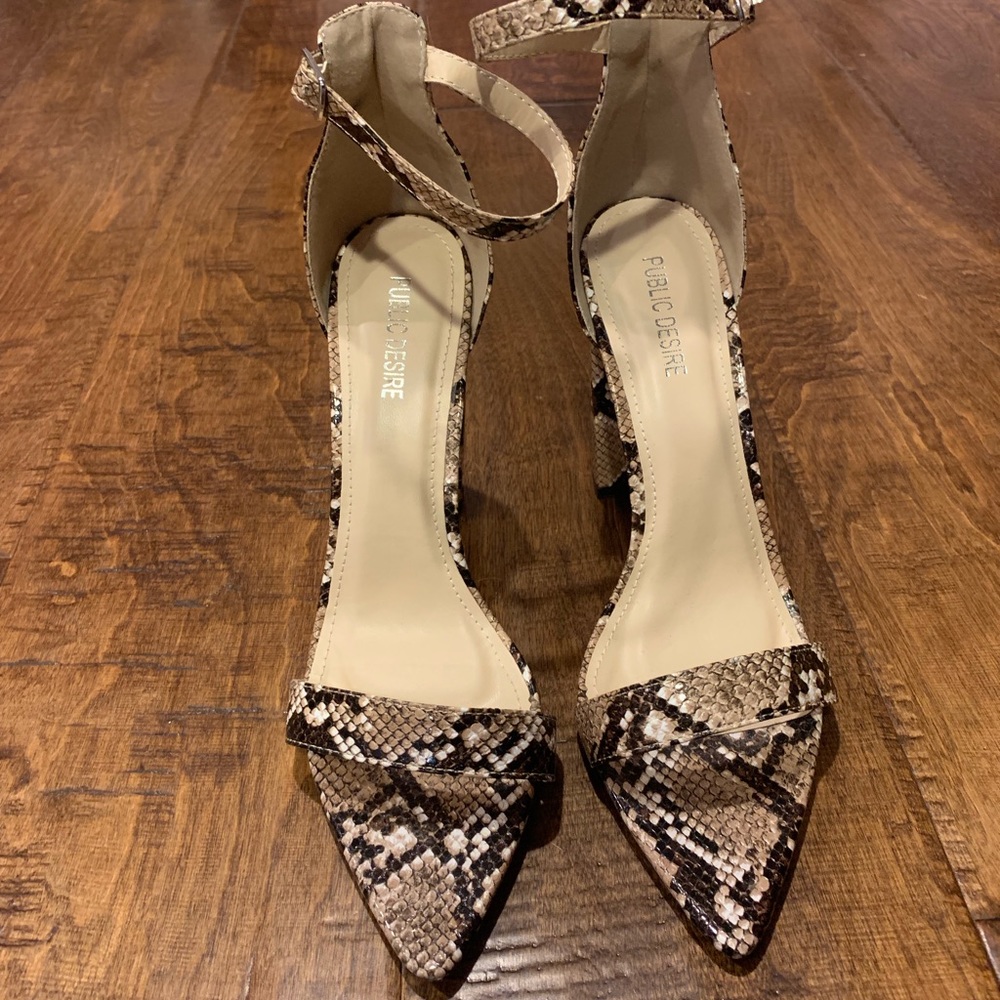 Pointy toe snakeskin classy heels